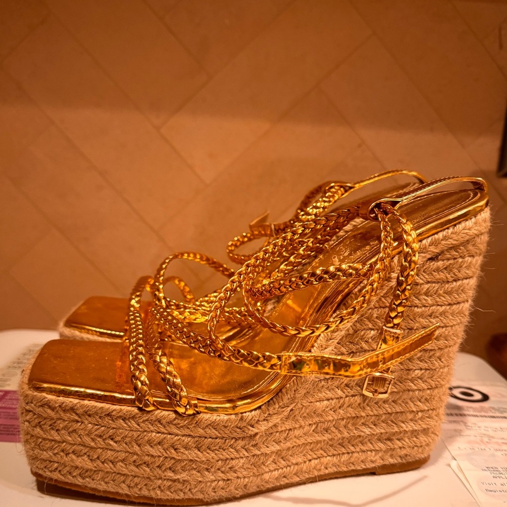 Gold wedges, size 9